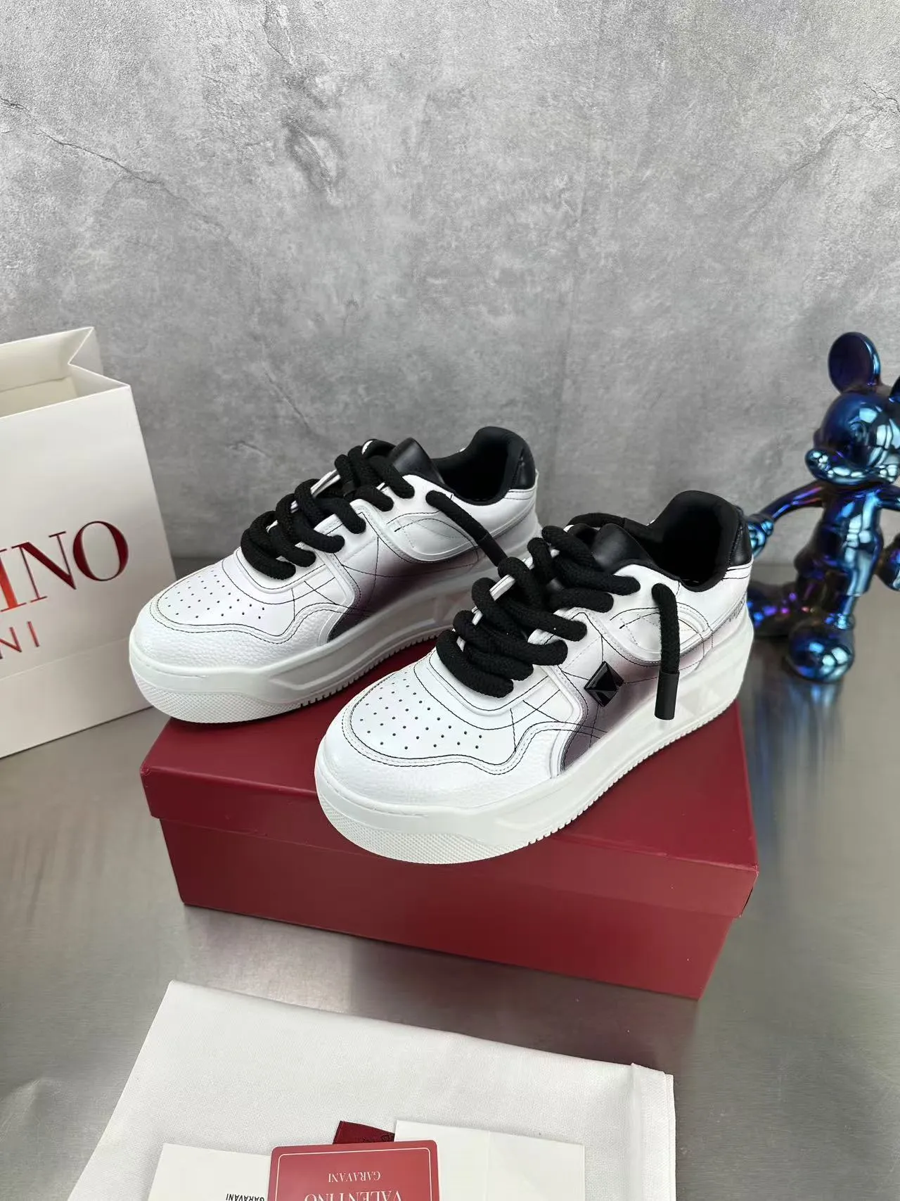 👟👟Ex-factory price 640👟👟 🔺Valentino🔺Valentino new casual shoes 2023 latest model hot style for catwalk couples, thick shoelaces, the same style as Elsa Hosk, Zhang Yixing, Guan Xiaotong and many other stars 🔥 Top version + lasting process, full oil edge on the upper. Fabric: Customized cowhide + cowhide lining with breathable mesh. Outsole: original molded TPU thickened outsole. Size for women is 35-40. Men’s size is 39-45.